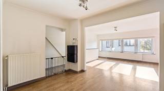Dit ruim, instapklaar duplex-appartement is gelegen midden in het centrum van het levendige polderdorp Stabroek. Winkels, scholen, openbaar vervoer en gezellige horeca vindt u letterlijk om de hoek. Grote troef aan dit appartement is het grote dakterras, waar u in alle rust en privacy de ganse dag van het zonnetje en de buitenlucht kan profiteren. Bovendien werd het terras in 2025 keurig vernieuwd. U komt het appartement binnen via een aparte inkom, die louter door deze unit gebruikt wordt. De trap leidt u naar de eerste verdieping, waar u boven komt in deze gezellige, lichte en ruime woonkamer. Verder vindt u op de eerste verdieping een gerieflijke, volledig ingerichte leefkeuken met groot schuifraam naar het terras, een hal en apart gastentoilet. Vanuit de woonkamer brengt een tweede trap u naar de bovenste verdieping. Hier treft u de nachthal, een ruime master-bedroom, gigantische badkamer met bad, tweede toilet en dubbele wastafel en een volwaardige kinderkamer. Onder het puntdak beschikt u nog over een praktische bergzolder, die toegankelijk is via een luik met schuiftrap. Het appartement beschikt niet over een garage, maar u kan de wagen gratis parkeren in de tegenovergelegen straat of op het nabijgelegen Picoloplein. Er zijn geen gem. kosten!