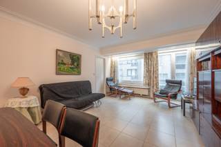 Res. Guillo.<br />Op te frissen appartement gelegen in residentie op hoek Ieperstraat-Kustlaan, op 50 m van de Zeedijk en nabij het Driehoeksplein. <br />Dit appartement omvat inkom met vestiaire. Aangenaam, lichtrijke woonkamer. Aparte keuken met alle comfort. <br />1 ruime slaapkamer, voorzien van ingemaakte kasten met aansluitend de badkamer met toilet. <br />Ref. A715C