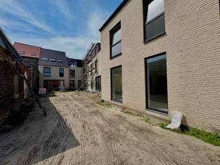 Ontdek dit exclusieve nieuwbouwproject in het centrum van Assenede, op de hoek van de Diederikstraat en de Kriekerijstraat. Dit kleinschalige project omvat vijf stijlvolle appartementen en twee moderne woningen, waarbij comfort, energiezuinigheid en een hoogwaardige afwerking centraal staan. Elke entiteit beschikt over een private parkeerplaats en bewoners kunnen gebruikmaken van een gemeenschappelijke fietsenberging. Bovendien krijgt u als koper nog de vrijheid om zowel de keuken als de badkamermeubels volledig naar eigen smaak samen te stellen, zodat uw nieuwe thuis perfect aansluit bij uw persoonlijke woonwensen.<br /><br />Deze moderne halfopen woning biedt een bewoonbare oppervlakte van 179,44 m² en is ontworpen met oog voor ruimte en wooncomfort.<br /><br />Op het gelijkvloers bevinden zich een ruime en lichtrijke leefruimte met open keuken, een aparte bureauruimte, een praktische berging en een gastentoilet. Via de leefruimte bereikt u het ruime terras van 37,50 m² met privatieve tuin.<br /><br />Op de eerste verdieping vindt u 2 ruime slaapkamers, een badkamer en een apart toilet. De tweede verdieping biedt nog eens 2 slaapkamers, een afzonderlijk toilet en een polyvalente speel- of bureauruimte. Met in totaal 4 slaapkamers is deze woning ideaal voor gezinnen die op zoek zijn naar ruimte en flexibiliteit.<br /><br />Meer info of een bezoek? Bel WIJSvastgoed +32 9 395 80 10 !