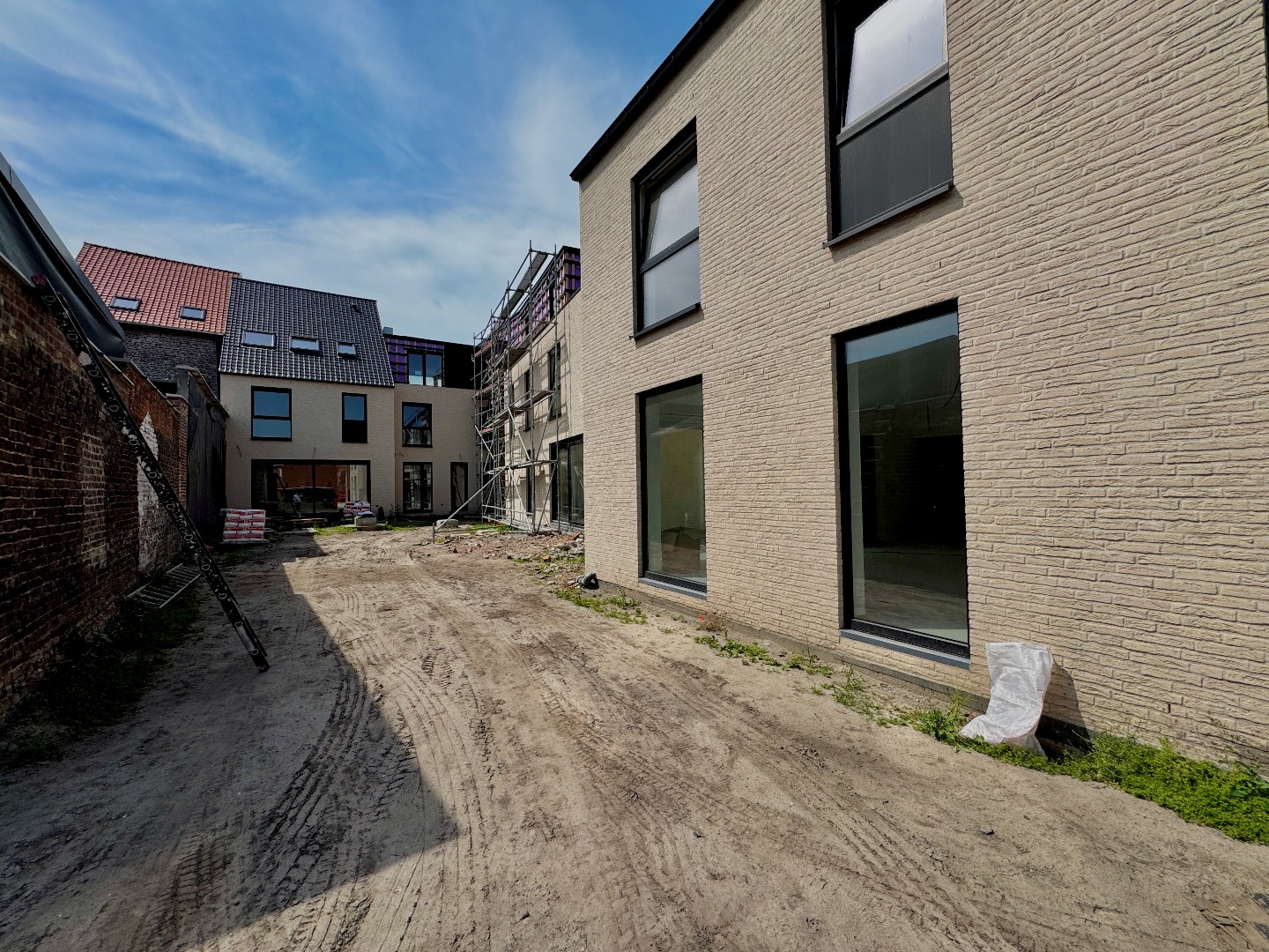 Moderne gezinswoning met 4 slaapkamers en tuin - foto 2