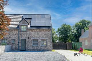Prachtige halfopen bebouwing met zwembad, garage en ruim perceel van 11 areOver deze woningDeze charmante halfopen bebouwing combineert een ruime,...