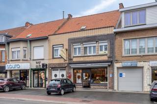 Momenteel is de volledige benedenverdieping in gebruik als een bloeiende, ambachtelijke bakkerij met atelier. Grote etalageramen zorgen voor...