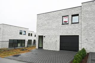 *** OPENDEUR OP 22/11/2025 VAN 10U TOT 12U ***Deze halfopen nieuwbouwwoning combineert hedendaags wooncomfort met een vooruitstrevende...
