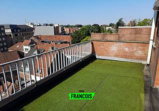 Gelegen op de 6de verdieping in het bruisende hart van Kortrijk, biedt deze studio een uitstekende investeringskans of een ideale optie als studentenkot. Dankzij de centrale ligging, op wandelafstand van het station en het levendige stadscentrum, is dit de perfecte locatie voor studenten of jonge werkenden die op zoek zijn naar een praktische, goed bereikbare woning. <br /><br />De studio omvat een inkomhal, een gezellige en lichte woonkamer die zowel als slaap- als leefruimte kan dienen, en een volledig uitgeruste kitchenette. De recent vernieuwde badkamer beschikt over een moderne douche, lavabo en toilet. <br /><br />Bovendien heeft de studio een ruim, zonnig terras, een ideale plek om te ontspannen. Een gemeenschappelijke fietsenberging is beschikbaar, wat extra gemak biedt aan de bewoners. <br /><br />Het appartement is momenteel verhuurd en heeft lage syndic- en verwarmingskosten, wat het extra aantrekkelijk maakt voor investeerders. Dankzij de centrale ligging, het ruime terras en het hoge verhuurpotentieel, biedt deze studio de mogelijkheid om een stabiel rendement te genereren. <br /><br />Of je nu op zoek bent naar een studentenkot of een woning voor verhuur, deze studio combineert comfort, ligging en rendement op een ideale manier.<br /><br />