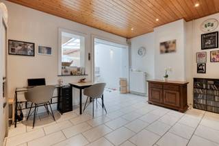 2 tot 3 slaapkamers, zonnepanelen én EPC B ...<br /><br />We parkeren de wagen op de oprit en stappen vervolgens de woning binnen. Via de inkomhal met trap naar de bovenverdieping gaan we verder naar de leefruimte. Deze is opgedeeld in een salon aan de voorzijde en een eetkamer. Deze wordt nu echter gebruikt als buro/ontspanningsruimte. Verder is er aanpalend een grote leefkeuken. Vorige maand werd het hellend dak in de keuken volledig vernieuwd. Achter de keuken bevindt zich de badkamer met lavabo, bad en douche. Het toilet is apart.<br />De eerste verdieping beschikt over twee ruime slaapkamers. <br />Via een vaste trap kunnen we naar de geïsoleerde zolder. Hier kan perfect nog een extra kamer worden gemaakt.<br />De verzorgde, diepe tuin beschikt over een terras. De tuin loopt door tot aan de carport achteraan. De carport heeft uitweg in de parallelle achtergelegen straat. Ook langs de achterzijde is er nog een oprit. Deze carport met uitweg is een enorm grote troef. <br />In 2023 werd het platte dak gerenoveerd (isolatie en EPDM Mastersystems). In september 2025 werden zonnepanelen (4.400 Wp) geïnstalleerd. In 2024 en 2025 werden ramen/beglazing vernieuwd.<br />Door al deze renovatiewerken hebben we een gunstige energiescore zonder renovatieplicht (EPC label B)!<br />Er is tevens een grote, uiterst handige kelder aanwezig.<br /><br />Kloeke woning met voldoende parkeermogelijkheden in de nabijheid van scholen, winkels en openbaar vervoer!