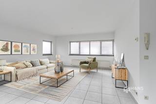 <p><span>Instapklaar gelijkvloers appartement (86 m²) met 1 slaapkamer en buitenruimte (20 m²) in Stabroek.</span></p><p><span> </span></p><p><span>Het pand is centraal gelegen in het hart van Stabroek en geniet van een uitstekende mobiliteitsscore. Dankzij de vlotte verbinding met de A12 en het havengebied ben je overal snel ter plaatse. Ook het openbaar vervoer is goed vertegenwoordigd, met meerdere haltes op wandelafstand. Bovendien ligt de Nederlandse grens op een boogscheut, waar je 7 dagen op 7 kan shoppen — een extra troef van deze gunstige ligging en fietsen parking.</span></p><p><span> </span></p><p><span>Dit appartement bevindt zich op het gelijkvloers van een kleinschalig hoekgebouw van 4 hoog. Het is keurig onderhouden, instapklaar en daardoor ideaal voor starters of als investering.</span></p><p><span>Je komt binnen in de open hal met handige vestiairehoek. Links heb je een aparte wc en aan je rechterzijde bevinden zich de badkamer (4 m²) met ligbad en lavabomeubel, en de slaapkamer (11 m²). Verderop bereik je de ruime en lichtrijke leefruimte (49 m²) met open keukenhoek, voorzien van een basisuitrusting. Aansluitend is er nog een berging/wasplaats (5 m²) aanwezig.</span></p><p><span>Een mooie extra troef is de buitenruimte (20 m²) met west-oriëntatie, waar het heerlijk vertoeven is.</span></p><p><span>Zorgeloos wonen in het centrum? Dat kan hier, mis deze buitenkans niet! Bewoonbare opp. 86 m² ref.: bruto vloeropp. Voor meer info of een gratis schatting surf naar www.hansimmo.be</span></p><p><span> </span></p>