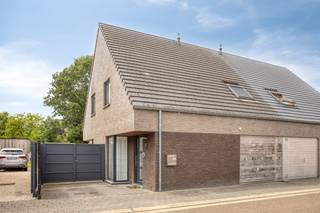 <p>Deze halfopen woning met 3 slaapkamers bevindt zich in een rustige en kindvriendelijke verkaveling op fietsafstand van het centrum van Hasselt. Dankzij de uitstekende ligging geniet je hier van een vlotte bereikbaarheid naar belangrijke invalswegen, winkels, scholen en openbaar vervoer, terwijl je toch kunt thuiskomen in een aangename woonomgeving.</p><p></p><p>Bij het betreden van de woning kom je terecht in een lichtrijke leefruimte die naadloos overgaat in de open keuken. De open indeling zorgt voor een ruimtelijk gevoel en maakt van deze ruimte het hart van de woning. Hier geniet je dagelijks van gezellige momenten met het gezin of ontvang je vrienden en familie in een aangename sfeer.</p><p></p><p>Aansluitend aan de keuken bevindt zich een praktische wasplaats die extra comfort biedt in het dagelijkse leven. Verder beschikt de woning over een inpandige garage, ideaal voor het parkeren van een wagen, fietsen of extra opslagruimte.</p><p></p><p>Op de eerste verdieping bevinden zich drie volwaardige slaapkamers die tal van mogelijkheden bieden voor gezinnen, thuiswerkers of wie graag extra ruimte ter beschikking heeft. De badkamer is functioneel ingericht en voorzien van zowel een ligbad als een douche, waardoor je kunt genieten van optimaal comfort.</p><p></p><p>Ook buiten heeft deze woning heel wat te bieden. De gezellige tuin vormt een aangename verlenging van de leefruimte en biedt voldoende plaats om te ontspannen, te tuinieren of kinderen veilig te laten spelen. Het terras is de ideale plek om te genieten van zonnige dagen en lange zomeravonden met familie en vrienden.</p><p></p><p>De combinatie van een praktische indeling, drie slaapkamers, een garage, een leuke tuin met terras en een uitstekende ligging nabij Hasselt maakt van deze woning een aantrekkelijke keuze voor gezinnen, starters en iedereen die comfortabel wil wonen op een centrale locatie.</p><p></p><p>Ben je op zoek naar een verzorgde halfopen woning met 3 slaapkamers in de omgeving van Hasselt? Contacteer ons dan voor meer informatie of een bezoek ter plaatse.</p>