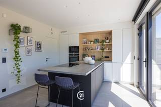 <p>Bent u op zoek naar een stijlvolle nieuwbouwwoning die u nog naar eigen smaak kan afwerken?<br />Dan is deze moderne gezinswoning zeker het ontdekken waard.<br />De bouwwerken werden reeds aangevat.                                                                                                                                                                  Deze woning omvat een vergevorderde afwerkingsgraad met mogelijkheid tot eigen materiaal-en stijlkeuzes.</p><p>De woning zal op het gelijkvloers beschikken over een inkomhal met apart gastentoilet, een lichtrijke leefruimte met open keuken en zicht op de gezellige tuin.<br />Eveneens biedt het pand een inpandige garage. <br />Op de eerste verdieping bevinden zich drie volwaardige slaapkamers, een badkamer en een apart toilet.</p><p>Extra troef: Dankzij het principe van sloop en heropbouw kan u, mits het voldoen aan de voorwaarden, genieten van het gunstige btw-tarief van 6%.</p><p>Een ideale opportuniteit voor wie op zoek is naar een energiezuinige en moderne gezinswoning op een vlot bereikbare locatie in Wetteren.<br />Interesse? Contacteer ons snel voor meer informatie!</p>