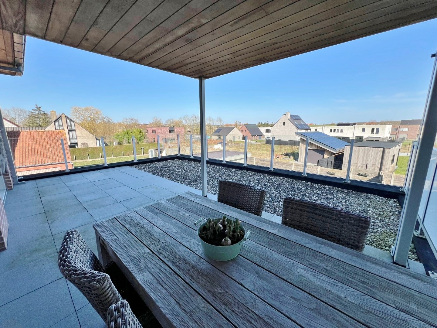 Modern appartement met parkeerplaats en groot zonnig terras met open zicht. - foto 5