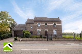 Deze goed onderhouden open bebouwing biedt vooral één ding dat vandaag steeds moeilijker te vinden is: ruimte. De woning beschikt over vier slaapkamers en staat op een ruim perceel van ongeveer 16 are, met een grote zuidwestgerichte tuin. Dankzij de vlotte verbinding ben je op korte reistijd in Tongeren, Kortessem of Hasselt.<br /><br />De woning biedt een comfortabele en ruime indeling die begint op het gelijkvloers bij de inkomhal. De woonkamer sluit aan op het terras en de gesloten keuken. Verder is er nog een eetkamer die ook perfect dienst kan doen als een kantoor- of praktijkruimte. Tot slot is er gelijkvloers nog een recent vernieuwde badkamer, een wasplaats, garage en zeer grote bergruimte.<br /><br />Op de verdieping zijn er 4 slaapkamers alsook een apart toilet. Middels een nieuwe trap kan er nog uitgebreid worden naar de grote zolder. <br /><br />Buiten vormt het groene en vrije uitzicht een absolute troef. De ruime tuin biedt veel privacy en mogelijkheden, terwijl het zuidwestgerichte terras de ideale plek is om van de namiddag- en avondzon te genieten.<br /><br />TROEVEN:<br /> x Open bebouwing met 4 slaapkamers;<br /> x Knap perceel van ongeveer 16 are groot;<br /> x Zuidwestelijke oriëntatie;<br /> x Garage en parkeermogelijkheid;<br /> x Zeer goed onderhouden alsook recente renovaties.<br /><br />Lijkt deze woning wel iets voor jou? Plan dan snel een bezoek door te bellen naar 012 23 00 23 of stel je vragen aan roland@immo-leroi.be.