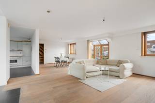 Deze veelzijdige eigendom combineert comfortabel wonen met professionele opportuniteiten en beschikt over een gunstig EPC B en een...