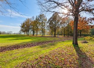 KNUSSE STARTERSWONING met POTENTIEEL, gelegen in Moen, op een RUSTIGE GROENE LIGGING aan het Milleniumpark en het kanaal Bossuit–Kortrijk. Deze woning kan, mits RENOVATIE, uitgroeien tot een GEZELLIGE en BETAALBARE STARTERSWONING. De aanwezigheid van een zonnige DIEPE TUIN én een GARAGE bereikbaar via de ACHTERLIGGENDE STRAAT vormen hierbij duidelijke TROEVEN.<br />Op het gelijkvloers betreedt u de woning via de inkom-/bureauruimte, die via een hall toegang biedt tot de woonkamer. Aansluitend bevindt zich de te renoveren keuken, gevolgd door een modern ingerichte badkamer, wasplaats en bergruimte. Op het tussenverdiep vinden we een 1ste slaapkamer met extra opbergruimte onder de trap. De 1ste verdieping biedt nog 2 volwaardige slaapkamers.<br />Buitenshuis beschikt deze eigendom over een diepe tuin en een garage, ideaal voor extra opslag, een hobbyruimte of wagenstalling.<br /><br />Beschikbaar bij akte<br /><br />Adres: Vaartstraat 16, 8552 Moen<br /><br />EPC: 469 kWh/m², G-score en P-score D, Renovatieverplichting van toepassing