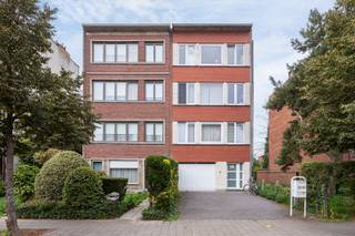 De woning is rustig gelegen in de Grasmuslaan in Hoboken, nabij winkels, scholen, sportfaciliteiten en horecazaken. Dankzij het openbaar vervoer en de belangrijke verbindingswegen zijn Antwerpen en de omliggende gemeenten vlot bereikbaar.<br /><br />Dit verzorgd appartement bevindt zich op de derde verdieping van een kleinschalig gebouw. Via de inkomhal met kastruimte komt u in de lichtrijke leefruimte met aansluitend de geïnstalleerde keuken. Verder beschikt het appartement over een badkamer met douche-in-bad, wastafel en aansluitingen voor wasmachine en droogkast.<br /><br />Aan de achterzijde bevinden zich twee slaapkamers, waarvan de grootste toegang biedt tot het terras. Daarnaast beschikt het appartement over een privatieve berging en een aparte garagebox aan de achterzijde van het gebouw, inbegrepen in de vraagprijs.<br /><br />Verplichte vermeldingen:<br />EPC F: 1204 kWh/m² (renovatieverplichting)<br />P-score: D &amp; G - score: C<br />Stedenbouwkundige inlichtingen in aanvraag