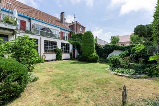 <p>Bent u op zoek naar een ruime gezinswoning met tal van mogelijkheden?<br />Dan is deze uitzonderlijke eigendom beslist een bezoek waard.<br />Dankzij de combinatie van een royale woonoppervlakte, een multifunctioneel atelier en een verzorgde tuin is dit een zeldzaam aanbod op de vastgoedmarkt.<br />Op het gelijkvloers bevindt zich een ruime inkomhal, een indrukwekkend atelier van maar liefst 143 m², ideaal voor een zelfstandige activiteit, hobbyruimte, opslag of atelier, een afzonderlijke garage en een apart toilet.<br />De eerste verdieping biedt een lichtrijke leefruimte met grote raampartijen, een volledig ingerichte keuken met aansluitende berging en toegang tot het ruime, zonnige terras in natuursteen. Verder zijn er drie volwaardige slaapkamers met ingemaakte kasten, een badkamer en een apart toilet.<br />De ruime zolder biedt bovendien heel wat extra potentieel en kan, mits de nodige afwerking, ingericht worden als extra slaapkamers, hobbyruimte of bureau.<br />Met een bewoonbare oppervlakte van ongeveer 275 m² en een gevelbreedte van 11,80 meter biedt deze woning een uitzonderlijk gevoel van ruimte. Buiten geniet u van een fraai aangelegde, volledig ommuurde tuin waar rust en privacy centraal staan.<br />Ook op technisch vlak heeft de woning heel wat troeven. Zo beschikt ze over een regenwaterput van 3.000 liter, recent vernieuwde dakgoten en een recente gascondensatieketel.<br />Kortom, met enkele ingrepen is dit een woning die perfect geschikt is voor grote gezinnen, zelfstandigen of wie op zoek is naar veel ruimte en tal van mogelijkheden.<br /><br />Vragen, of een bezoek inplannen? <br />Aarzel dan niet om contact op te nemen. </p>