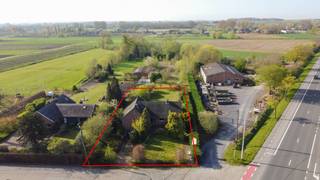 <p>In het landelijke Kruisem, omringd door uitgestrekte velden en rustige vergezichten, bevindt zich deze te renoveren open bebouwing op een perceel van ca. 1.535 m². De woning geniet van een zuidgerichte tuin en biedt een unieke combinatie van ruimte en potentieel.<br /><br /><strong>Over de woning</strong><br />Deze te renoveren woning beschikt over een bewoonbare oppervlakte van ca. 225 m² (indicatief volgens EPC) en biedt tal van mogelijkheden voor wie zijn eigen woonproject wil realiseren. Met de mogelijkheid tot sloop en heropbouw vormt dit pand een uitstekende opportuniteit voor zowel renovatie als nieuwbouw. Een extra troef is de volledige onderkeldering van de woning, deels met een kruipkelder. Dit maakt het eenvoudiger om leidingen te verplaatsen, waardoor de ruimtes indien gewenst anders kunnen worden ingedeeld.<br /><br /><strong>Indeling</strong></p>
<ul><li><strong>Gelijkvloers:</strong> inkomhal, lichtrijke leefruimte, keuken, 3 slaapkamers, badkamer en extra keukenruimte.</li><li><strong>Verdieping:</strong> 2 slaapkamers en een ruime zolder die na afwerking perfect kan dienen als berging of extra kamer.</li><li><strong>Kelder en inpandige ondergrondse garage aanwezig.</strong></li><li><strong>Buiten: </strong>ruime zuidgerichte tuin met open zichten op het omliggende landschap.</li></ul>
<strong>Kenmerken &amp; troeven</strong>
<ul><li>Open zichten op de achterliggende velden</li><li>Mogelijkheid tot aankoop van weide achter woning met een loods van 140 m²</li><li>Volledig onderkelderd</li></ul>
<p>De woning wordt verkocht op een perceel van ca. 1.535 m². De achterliggende weide maakt momenteel nog deel uit van hetzelfde kadastrale perceel, maar wordt afzonderlijk verkocht. De definitieve perceelsgrenzen zullen worden vastgelegd door een landmeter na verkoop.</p>