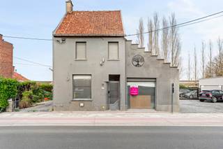 Deze woning met loods is gelegen op een commerciële ligging te RoeselareDe woning is als volgt ingedeeld:Gelijkvloerse verdieping: leefruimte,...