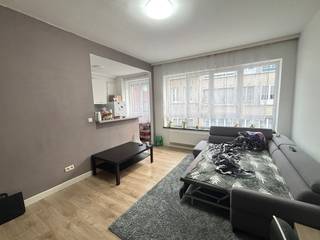 Mooi appartement op centrale ligging.Indeling:Inkomhal: +/- 2.5 m², laminaat.Living: +/- 19 m², laminaat.Open ingerichte keuken op tegels, afwasbak,...