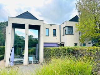 Exceptionele en zeer originele architectenwoning Te Bolderberg.<br /><br />Dit ruime vrijstaande huis bevindt zich op een perceel van +/- 12 are 50, is creatief opgedeeld en voorzien van alle modern comfort. Deze open bebouwing beschikt over drie slaapkamers, een dressingroom, een ingerichte keuken en badkamer, ruime living, aparte zitkamer, mooie wintertuin en een berging. <br /><br />Er is tevens een garage voorzien en ruime tuinberging.<br /><br />De aparte werkruimte en archiefruimte kan perfect dienen als home office.<br /><br />De tuin, tot slot, is fraai aangelegd en voorzien van terras en vijver.