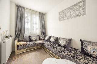 <p><span>Op zoek naar een woning waar je écht je eigen verhaal van kunt maken? In De Gryspeerstraat 116 krijg je 187 m² woonruimte, vier volwaardige slaapkamers, vier badkamers, twee keukens, een ingerichte kelder en een stadstuin. De woning is toe aan een opfrisbeurt maar je kan er zo in wonen.</span></p><p><span>Een huis dat met je plannen meegroeit</span></p><p><span>Het gelijkvloers vormt een duidelijke basis met een inkomhal, woonkamer aan de straatzijde, keuken en een badkamer achteraan. De bestaande indeling geeft je meteen verschillende pistes: ruimtes openmaken, functies anders verdelen of bewust kiezen voor aparte leefzones. Wie graag renoveert naar eigen smaak, krijgt hier vooral veel volume om mee te werken.</span></p><p><span>Die flexibiliteit loopt verder in de kelder. Die is droog, heeft stahoogte en werd al ingericht met een tweede keuken, badkamer, polyvalente ruimte, berging en technische ruimte. Daardoor krijg je heel wat extra bruikbare plaats voor hobby’s, thuiswerk, opslag of een aanvullende leefzone. Van hieruit bereik je ook de betegelde stadstuin. </span></p><p><span>Vier slaapkamers, vier badkamers, veel potentieel</span></p><p><span>Op de verdiepingen ligt de grote meerwaarde vooral in de ruimte. Volgens de aangeleverde indeling telt de woning vier volwaardige slaapkamers verdeelt over de eerste en tweede verdieping.Denk aan ruime slaapkamers, een bureau, dressing, hobbyruimte of extra bergruimte: de basis laat verschillende invullingen toe.</span></p><p><span>Een absolute troef van deze woning is dat elke verdieping beschikt over een eigen badkamer en toegang tot een toilet. Ook op het vlak van indeling zijn er tal van mogelijkheden. Zo kan je er bijvoorbeeld voor kiezen om op de bovenverdieping een royale leefruimte te creëren en de woning volledig naar eigen smaak en wensen in te richten. De woning is dan ook geen afgewerkt eindproduct, maar vooral een plek boordevol potentieel. Met een doordachte renovatie kunnen de royale oppervlakte en de vele ruimtes omgevormd worden tot een eigentijdse, comfortabele gezinswoning. De conforme elektrische installatie vormt daarbij alvast een mooie praktische troef.</span></p><p><span> </span></p><p><span> </span></p><p><span>Centraal wonen met het Rivierenhof dichtbij</span></p><p><span>Ook de ligging zit goed. Je woont net buiten Singel en Ring en hebt daardoor een vlotte verbinding richting Antwerpen en Deurne-centrum. In de ruimere omgeving vind je winkels, supermarkten en openbaar vervoer, terwijl er tegenover de woning speelruimte is. Voor groen en ontspanning ligt het Rivierenhof in de buurt: een park van 130 hectare met ruimte om te wandelen, fietsen en sporten, met speeltuinen en vijvers. Zo combineer je een stedelijke ligging met een grote groene plek dichtbij.</span></p><p><span> </span></p>