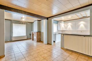 Ben je op zoek naar een eerste eigen stekje dat je helemaal naar jouw smaak kan maken? Deze woning in het centrum van Asse heeft alles in huis om...