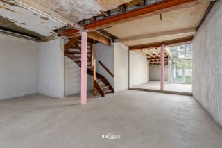 Bent u op zoek naar een pand met ruimte, mogelijkheden en een centrale ligging? Dit handelshuis in het centrum van Hamme biedt een unieke opportuniteit voor wie op zoek is naar een pand dat volledig naar eigen smaak kan worden ingericht.<br /><br />Het pand beschikt over een bijzonder ruime gelijkvloerse verdieping, die tal van mogelijkheden biedt voor uiteenlopende invullingen. Hoewel het voorste gedeelte van het gebouw op leeftijd is, werd het dak van het achterste gedeelte volledig vernieuwd en grondig geïsoleerd. Daarnaast zijn er reeds deels vernieuwde PVC-ramen met dubbele beglazing aanwezig.<br /><br />Ook buiten is er een aangename troef: de woning beschikt over een tuin, een fijne plek om tot rust te komen en extra buitenruimte te creëren in het centrum van Hamme.<br /><br />Een bijzonder interessante mogelijkheid is om het pand om te vormen tot een ruime residentiële woning. Wie droomt van een uitzonderlijk grote woning met een centrale ligging, krijgt hier de kans om een woonproject volledig naar eigen wensen en behoeften uit te werken.<br /><br />Bent u op zoek naar een renovatieproject met veel ruimte en potentieel? Dan is dit handelshuis zeker een bezoek waard!<br /><br />Dien via deze website een aanvraag in of contacteer ons tijdens de kantooruren via ons telefoonnummer : 052463803.