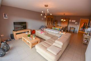 TOPAPPARTEMENT !!! Op een zeer goede ligging te Wevelgem. Een ruim appartement met twee slaapkamers en met twee zonnige terrassen. Inkom, zeer...