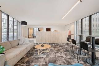 Zoekt u een strategisch kantoor te huur in Brugge?  Deze eenheid van ca. 204 m² bevindt zich ter hoogte van de promenade bij de parking. Het is de ideale locatie voor wie een kantoor wil huren op een zichtlocatie aan het station van Brugge.<br /><br />Ligging en bereikbaarheid<br />- Gelegen aan de Frank van Ackerpromenade ter hoogte van de parking.<br />- Op wandelafstand van station Brugge met uitstekende verbindingen.<br />- Vlotte ontsluiting naar belangrijke invalswegen rond Brugge.<br />- Recent gebouw uit 2017 met een professionele uitstraling.<br /><br />Indeling van het pand<br />- Royale bureauruimte met veel lichtinval.<br />- Ontvangstruimte en aparte kitchenette.<br />- Sanitair met toilet.<br />- Technische berging.<br /><br />Troeven<br />- Instapklaar: Wordt ingericht en bemeubeld verhuurd – u kunt direct verhuizen.<br />- Energie: Gunstig energielabel B en berekende score van 202 kWh/m².<br />- Comfort: Warmtepomp voor verwarming en actieve koeling.<br />- Techniek: Ventilatie met warmteterugwinning en led-verlichting.<br />- Duurzaam: Hoogrendementsbeglazing en optimaal geïsoleerd dak.<br /><br />Bent u op zoek naar vastgoed zoals een kantoor te huur in Brugge? Dit pand aan de parking van het station biedt alle modern comfort om uw kantoor te huren. Contacteer ons bij interesse. 