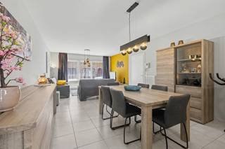 <p><span>Instapklaar gelijkvloers appartement met twee slaapkamers en autostaanplaats (96 m</span><span><sup>2</sup></span><span>)</span></p><p><span> </span></p><p><span>Dit betreft een lichtrijk appartement uit 2003 voorzien van alle comfort, op de gelijkvloerse verdieping van een klein gebouw.</span></p><p><span>Het ruime appartement beschikt over een autostaanplaats en twee slaapkamers. </span></p><p><span>De uitstekende ligging nabij de vernieuwde Houtvoorsite, de rustige residentie en de gunstige attesten zijn slechts enkele van de troeven.</span></p><p><span> </span></p><p><span>INDELING</span></p><p><span>Inkomhal.</span></p><p><span>Apart toilet.</span></p><p><span>2 comfortabele slaapkamers op laminaat. </span></p><p><span>Leefruimte met open keuken en toegang tot buitenruimte en autostaanplaats. </span></p><p><span>Hedendaagse keuken, voorzien van alle comfort. </span></p><p><span>Badkamer uitgerust met lavabomeubel, douche en bad.</span></p><p><span>Berging met aansluitingen voor wasmachine en droogkast.</span></p><p><span> </span></p><p><span>EXTRA<br /></span><span>Bouwjaar 2003.</span></p><p><span>Individuele CV op gas.</span></p><p><span>Elektriciteit conform.</span></p><p><span>Gunstige EPC score.</span></p><p><span>PVC ramen met dubbele HR beglazing. </span></p><p><span>Inclusief autostaanplaats.</span></p><p><span>Gelegen op wandelafstand van de vernieuwde Houtvoortsite (via Pottersdreef). </span></p><p><span>Vlotte verbindingsmogelijkheden via E34 Antwerpen-Gent en lokale invalswegen.</span></p><p><span> </span></p><p><span>EPC: 145 kWh/m</span><span><sup>2</sup></span></p><p><span>(Wg, Vg, Vv, Gvkr, Gmo)</span></p><p><span> </span></p>