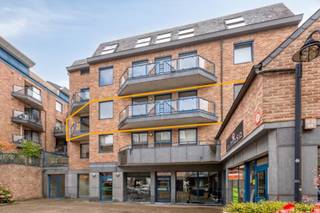 <strong>TE HUUR: ZEER RUIM APPARTEMENT (135M2) MET 2 SLAAPKAMERS, 2 TERRASSEN, GARAGE EN KELDERBERGING OP TOPLOCATIE IN HASSELT-CENTRUM</strong><br /><br />Dit hoogwaardig afgewerkt en ruim appartement van circa 140 m2 netto bewoonbare oppervlakte bevindt zich op de tweede verdieping, bereikbaar via lift of trap in een kleinschalige en smaakvolle residentie in hartje Hasselt grenzend aan het Molenpoortplein. De ligging is ideaal, pal in het centrum, met alle winkels en voorzieningen op wandelafstand.<br /><br />Dit energiezuinig (EPC: 132 kWh/m2jaar), net geschilderd 2 slaapkamer-appartement wordt verwarmd met een condenserende aardgasketel en beschikt over PVC ramen met dubbele beglazing en vliegenramen.<br /><br />Het appartement bestaat uit een royale inkomhal die links leidt naar een gastentoilet, een technische berging, een vernieuwde badkamer met whirlpool ligbad, aparte douche, ruim badkamermeubel, bidet en toilet en tot slot naar de 2 slaapkamers (waarvan één met ingebouwde dressingkasten) van 15,2 en 12,6m2. Rechtdoor tref je de lichtrijke, uiterst ruime woonkamer van 66 m2 die makkelijk een ruime eetkamer, zitkamer en thuiswerkplek kan herbergen. Deze ruimte voelt zeer comfortabel aan en biedt bovendien toegang naar de 2 terrassen van 6,6m2 en 3,5 m2. Na de woonkamer, tref je de zeer goed uitgeruste en ruime keuken (vitro-keramisch kookvuur, afzuigkap, heteluchtoven, microgolfoven, afwasmachine, amerikaanse koelkast en anderhalve spoeltafel + afdruipzone), met granieten werkbladen en veel werk- en kastruimte. Tot slot bevindt zich naast de keuken nog een ruime berging / wasplaats die reeds voorzien is van een uitgietbak en inbouwkasten voor het bergen van provisie en dergelijke.<br /><br />Parkeergelegenheid is er dankzij de privatieve garagebox met sectionaalpoort op het kelderniveau die reeds uitgerust is met enkele bergkasten. Extra bergruimte is er dan nog in de kelderberging (hoogte van 3,13m) en bovendien kan de fiets geparkeerd worden in de gemeenschappelijke fietsenstalling.<br /><br />Hier tref je een meer dan comfortabel appartement met alle nodige voorzieningen te midden in het stadscentrum.<br /><br />Interesse? Contacteer ons op 011 96 51 76 of mail naar info@momentumvastgoed.be