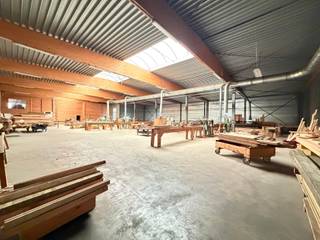 In de ambachtelijke zone van Manage bieden wij een gebouw te huur aan met een totale oppervlakte van ongeveer 1.640 m². Het gebouw heeft een draagstructuur in gelamineerd gelijmd hout en ligt op een terrein van ongeveer 1,5 ha. Het omvat een opslagruimte van 1.128 m², een werkplaats van 220 m², een mezzanine van 220 m² en 70 m² kantoren. Daarnaast kan optioneel een woning van ongeveer 300 m² worden gehuurd. De E42 (richting Luik) en de E19 (richting Brussel) liggen op minder dan 5 minuten, en het station van Manage bevindt zich vlakbij.