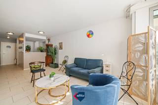 Bent u op zoek naar een appartement op een centrale ligging? Dan is dit appartement met 1 slaapkamerappartement gelegen op de eerste verdieping van Residentie North precies wat u zoekt. De lichtrijke woonkamer vormt samen met de halfopen keuken een aangename leefruimte waar het heerlijk vertoeven is. Achteraan bevindt zich een ruime slaapkamer, die rechtstreeks uitgeeft op een royaal terras. Dankzij de praktische indeling is dit appartement perfect als vaste woonst, tweede verblijf aan zee of als interessante investering. een extra troef is de parkeerplaats in het gebouw die optioneel kan worden aangekocht, wat in het centrum van Oostende een absolute meerwaarde is. Interesse? Neem vandaag nog contact met ons op voor meer informatie of een bezichtiging en ontdek zelf dit aantrekkelijke appartement.