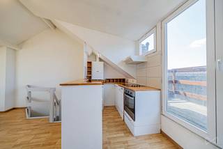 Informatie & bezichtigingen: alexia.i@weinvest.be - 0473585255 - We Invest biedt dit omgekeerde duplex appartement aan in een klein, goed...