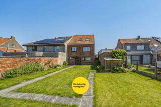 Op zoek naar een ruime woning met veel potentieel die je volledig naar je eigen smaak kunt moderniseren? Op een vlot bereikbare locatie tussen Zandvoorde en Oudenburg vind je deze verrassend ruime halfopen woning uit 1963, gelegen op een perceel van 364 m² met een zongerichte tuin.<br /><br />Bij het binnenkomen kom je terecht in de inkomhal, die toegang biedt tot de lichtrijke leefruimte met erker. Aansluitend bevinden zich de keuken, een apart toilet, een praktische berghoek en de toegang tot de kelder. Achteraan geniet je van een zonnige tuin met gazon, aangevuld met een gemetste berging met zolderruimte en een afzonderlijke garage voorzien van elektriciteit en een smeerput.<br /><br />Op de eerste verdieping zijn er drie volwaardige slaapkamers en een badkamer met douche, toilet en lavabomeubel. De tweede verdieping herbergt nog een ruime vierde slaapkamer en een berging waar ook de cv-ketel is opgesteld.<br /><br />Hoewel de woning uit de jaren zestig dateert en op vandaag een opfrissing kan gebruiken, is de energetische score een aangename verrassing. Dankzij het geïsoleerde dak (18 cm isolatie) behaalt de woning een EPC-label D (308 kWh/m²). Dat betekent dat de woning niet onder de renovatieverplichting valt, waardoor je de vrijheid hebt om stap voor stap te renoveren volgens je eigen planning en budget.<br /><br />Warm geworden van deze woning? Contacteer ons vandaag nog voor meer informatie of plan een bezoek ter plaatse.<br /><br />De vermelde prijs is een richtprijs. Elk bod, hoger of lager, wordt aan de eigenaar voorgelegd, die zich het recht voorbehoudt het al dan niet te aanvaarden.<br /><br />Neem voorsprong met een vrijblijvende schatting via:<br />www.residentievastgoed.be/gratisonlineschatten