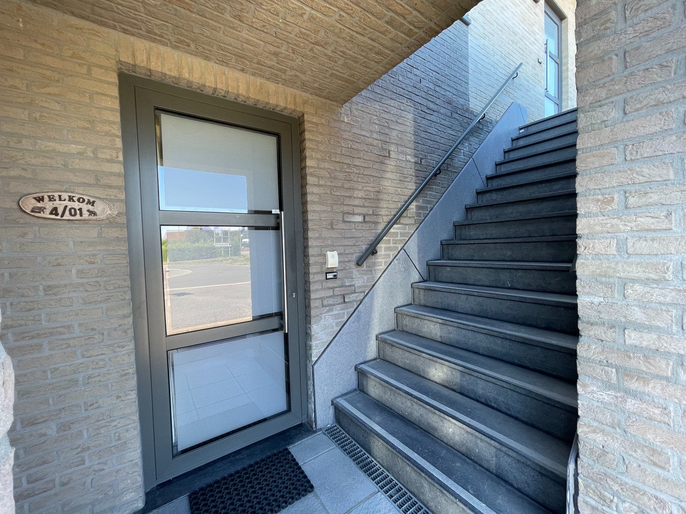 Ruime duplex (2 slpks) met 3 terrassen en aparte toegang in kleinschalige residentie. - foto 4