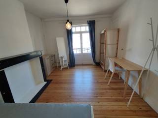 <p><b>HUIS VOOR GEDEELD WONEN</b> gelegen aan de Rogierlaan 239. 4 BESCHIKBARE GEMEUBILEERDE kamers, met huurprijzen variërend van 550 € tot 625 €, vermeerderd met een vast bedrag van 140 € voor de kosten (water, gas, elektriciteit, internet, schoonmaak van de gemeenschappelijke ruimtes en gebruik van de wasmachine). Het huis bestaat uit 8 gemeubileerde kamers met 2 gedeelde badkamers, evenals mooie gemeenschappelijke ruimtes met een keuken en een ruime woon-/eetkamer, en een tuin. EPB: E. Bezichtigingen kunnen uitsluitend worden gepland via onze online reserveringsagenda, die rechtstreeks toegankelijk is vanaf de pagina van het object op onze TREVI-website.</p>
<p><b><u>Indeling</u>:</b></p>
<ul>
<li>Kelderverdieping (straatkant): Prijs: 550 € + 140 € aan servicekosten</li>
<li>Begane grond (straatkant): Prijs: 625 € + 140 € aan servicekosten</li>
<li><span>2e verdieping (straatkant): Prijs: 625 € + 140 € aan servicekosten</span></li>
<li>2e verdieping (tuinzijde): Prijs: 625 € + 140 € aan servicekosten</li>
<li>3e verdienping : Prijs: 625 € + 140 € aan servicekosten</li>
</ul>