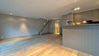 Vul uw aanvraag in via onderstaande link, telefonisch worden er geen aanvragen meer ingepland.<br />https://Vlaemynck.mijnhuurprofiel.be/property/9c6016ae-0e2f-444c-a4c6-a66cae2c30f6<br /><br />Perfect onderhouden en instapklaar duplex-appartement in het centrum van Ruiselede met drie slaapkamers en autostaanplaats. Het appartement is gelegen in Residentie "De Zwaan" en bereikbaar via de trap. <br /><br />Indeling van het appartement:<br />Op de eerste verdieping: inkom met gastentoilet en berging, lichtrijke leefruimte met open, geïnstalleerde keuken en toegang tot balkon.<br />Op de tweede verdieping: nachthal, badkamer met ligbad, douche, toilet en lavabomeubel en 3 slaapkamers.<br /><br />Autostaanplaats inbegrepen in de huurprijs.<br />De maandelijkse syndickosten bedragen € 40.<br /><br />Beschikbaar in overleg.<br /><br />Troeven:<br />- Centraal gelegen<br />- Gunstig EPC<br />- Drie slaapkamers <br /><br />Plan uw afspraak via het 'Huurdersprofiel'.