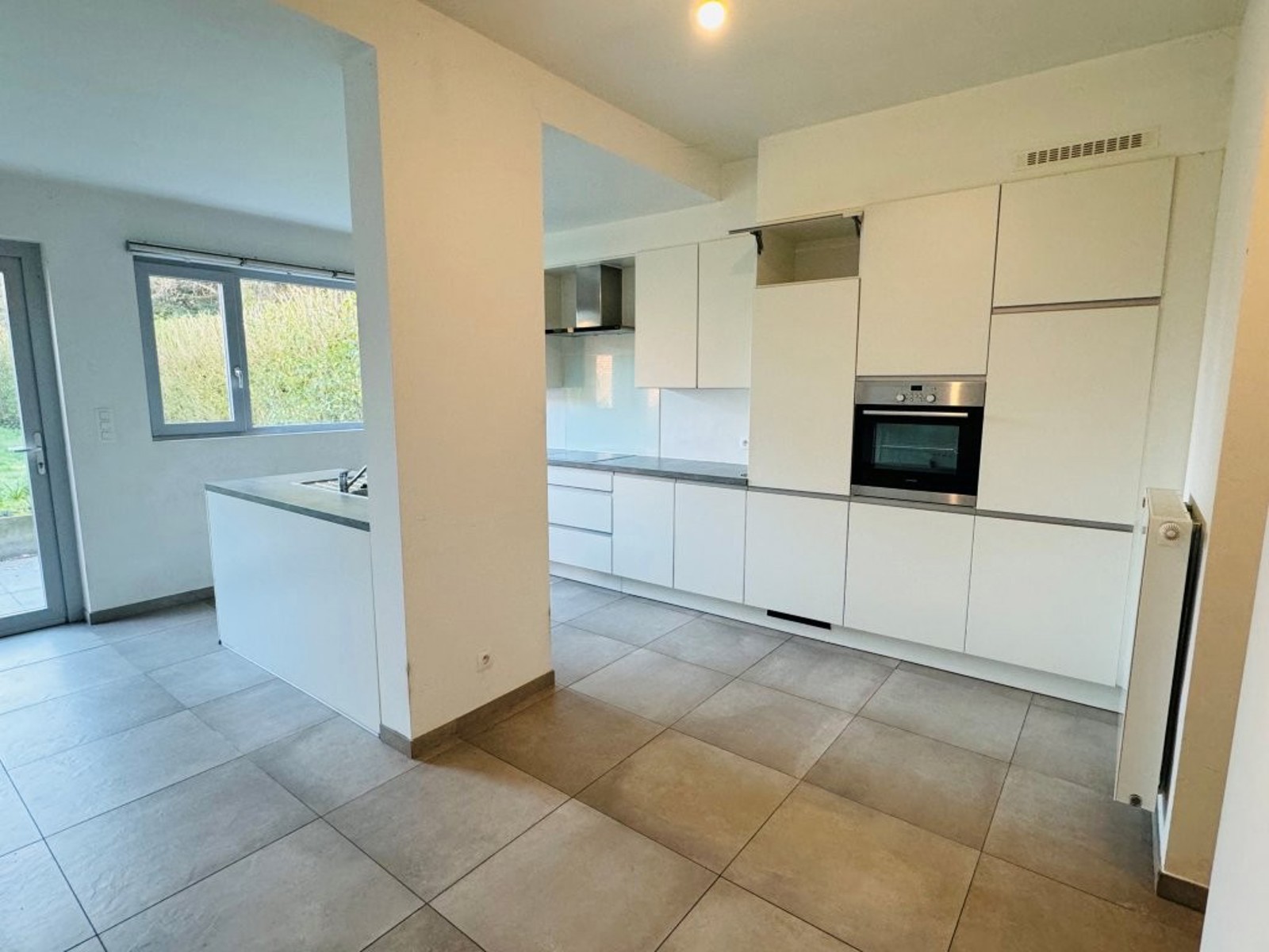 Gezellig gelijkvloers appartement met 2 slaapkamers en tuin. - foto 4