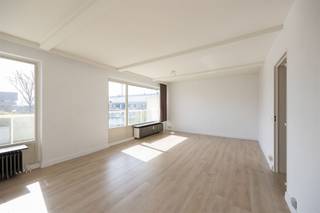<p><span>Appartement in Residentie Rubenspark, Edegem</span></p><p><span> </span></p><p><span>Dit schitterende appartement op de vijfde verdieping van de </span><span>Residentie Rubenspark</span><span> in </span><span>Edegem</span><span> combineert comfort, licht en een toplocatie. Dankzij de grote ramen baadt de leefruimte de hele dag in natuurlijk licht en biedt het een </span><span>prachtig groen uitzicht</span><span> dat rust en ruimte geeft. Het appartement beschikt over een gezellige woonkamer, een praktische ingerichte keuken, één comfortabele slaapkamer en een badkamer, ideaal voor starters of als investering. Extra praktisch is de </span><span>ondergrondse kelderberging</span><span>, perfect voor opslag of fietsen.</span></p><p><span> </span></p><p><span>De ligging is een absolute troef: u woont op een centrale plek met </span><span>uitstekende verbindingen naar belangrijke invalswegen</span><span>, openbaar vervoer en winkels, terwijl u toch geniet van een rustige, groene omgeving. Dit appartement biedt een unieke kans om een lichtrijke, comfortabele en centraal gelegen woonst te bemachtigen in Edegem.</span></p><p><span> </span></p><p><span> </span></p><p><span>Maak nu een afspraak voor een bezichtiging en ontdek zelf dit prachtige appartement.</span></p>