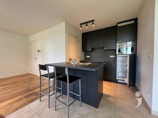 <p><span>Ontdek dit schitterend gelegen appartement op de tweede verdieping, met een uniek uitzicht op het Wildemanspark. </span></p><p><span>Dankzij de centrale ligging in Herent geniet je van alle comfort en voorzieningen op wandelafstand, evenals een uitstekende verbinding naar Leuven en Brussel.</span></p><p><span>Het appartement verwelkomt je via een inkomhal met apart toilet. De lichtrijke leefruimte sluit naadloos aan op een halfopen, volledig geïnstalleerde keuken, uitgerust met moderne inbouwtoestellen zoals een koelkast, combi-oven en vaatwasser. </span></p><p><span>Verder beschikt het appartement over een praktische technische ruimte, twee volwaardige slaapkamers en een badkamer met douche en toilet.</span></p><p><span>Een absolute troef is het ruime, zonnige terras waar je in alle rust kan genieten van het prachtige parkzicht.</span></p><p><span>Daarnaast werd er veel aandacht besteed aan energiezuinigheid en comfort, met een goede isolatie, ventilatiesysteem en een zuinige cv-ketel.</span></p><p><span>Extra voordelen:</span></p><ul><li><span>Ondergrondse staanplaats inbegrepen in de huurprijs </span></li><li><span>Toegankelijk via lift</span></li><li><span>Maandelijkse gemeenschappelijke kosten: 75 euro</span></li><li><span>Beschikbaar vanaf 05/06/2026</span></li></ul><p><span> </span></p><p><span>Interesse? Vraag u bezoek aan via onze website.</span></p>