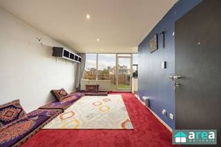 <p><span>Dit op te frissen en centraal gelegen dakappartement is gelegen op de 5de verdieping in een goed onderhouden residentieel gebouw. Omwille van de hoogte geniet u van een mooi uitzicht over Deurne. Het appartement is gemakkelijk bereikbaar via het openbaar vervoer (bus- en tramhalte aan de overkant) en de autosnelweg is op nog geen twee minuten verwijderd. Daarbij zijn er in de nabije omgeving verschillende supermarkten, winkels, scholen, parken en ziekenhuizen. </span></p><p><span>Ideaal dus om er zelf in te wonen of als investering! </span></p><p><span> </span></p><p><span>Grootste troeven:</span></p><p><span> </span></p><p><span>- Ruim dakterras van 10m²</span></p><p><span>- Centrale locatie</span></p><p><span>- Conforme elektrische keuring</span></p><p><span>- Fietsenstalling aanwezig</span></p><p><span>- Veel lichtinval</span></p><p><span>- Gunstige EPC-score C</span></p><p><span> </span></p><p><span>Indeling: </span></p><p><span> </span></p><p><span>Ruime en lichtrijke living van 20m² die toegang biedt tot het zonnig dakterras met een prachtig uitzicht over Deurne. Naast de living bevindt zich de gedeeltelijk geïnstalleerde keuken van 3m². </span></p><p><span>Aan de achterkant van het appartement bevinden zich de volwaardige slaapkamer en badkamer van respectievelijk 12m² en 4m². De badkamer beschikt over een lavabo en douche alsook de aansluiting tot wasmachine.</span></p><p><span>Momenteel verhuurd aan €850 per maand. Daarbij werd er afgelopen jaar €1660 teruggetrokken van de vaste kosten, in kader van het overschot van het verbruik van de verwarming.</span></p><p><span> </span></p><p><span>Voor meer informatie kan u terecht bij Area Partners - info@area.be of 03/284.60.60</span></p><p><span> </span></p>