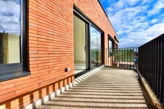 Deze parel is gelegen in een aangename omgeving, tussen het groen en vlakbij het centrum van Eeklo. Dit nieuwbouwappartement op de derde verdieping geniet een uiterst laag EPC en is dus zeer energiezuinig. Een extra troef zijn de twee privatieve zonnepanelen.
Via een wandelpad tussen het groen bereikt u de inkomhal met lift. Dit appartement beschikt over een open leefruimte met aansluitend een zonnig terras en een volledig ingerichte keuken.
U beschikt over twee ruime slaapkamers, een badkamer, een berging die tevens ook dienst doet als wasplaats en een apart gastentoilet.
Uw wagen parkeert u in de ondergrondse garage. Bovendien bergt u uw voorraad op in de privatieve kelderberging. Ook de fietsers komen aan hun trekken; uw fiets kan zowel bovengronds als ondergronds in de gemeenschappelijke fietsenberging gestald worden.
Wenst u een bezoek aan dit energiezuinige, lichtrijke, ruime appartement? Bel ons voor een bezoek of mail naar info@vastgoedunicum.be, wij helpen u graag verder!
Virtuele rondleiding?
https://youtube.com/shorts/304F1buUXTI