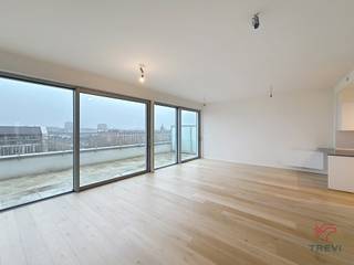 BRUSSEL - Quai des Péniches, dicht bij vervoer, winkels en culturele centra, in de prachtige woonwijk Canal Wharf, prachtig penthouse op de bovenste verdieping van 160 m² met uitzonderlijke helderheid en panoramisch uitzicht met twee terrassen van in totaal 34 m². Gelegen op de bovenste verdieping van gebouw D, bestaat deze doorloopwoning uit: inkomhal met vestiaire, lichte woonkamer van 48 m² met superuitgeruste open keuken, directe toegang tot het terras met ononderbroken uitzicht over het kanaal, 3 comfortabele slaapkamers waaronder een master suite met badkamer, doucheruimte, wasruimte en bijkeuken. Hoogwaardige afwerking, collectieve verwarming met warmtekrachtkoppeling, ventilatie met dubbele doorstroming, hoogwaardige isolatie. 4 parkeerplaatsen voor motoren inbegrepen. 2 verplichte parkeerplaatsen voor €200/maand. Servicekosten: voorziening van €200/maand (warm water, verwarming, gemeenschappelijke ruimtes). PEB B. Beschikbaar. Afmetingen ter informatie.