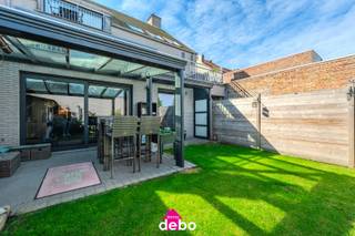 Op een bijzonder gunstige ligging in Bredene bevindt zich dit verzorgd en instapklaar gelijkvloersappartement, ideaal voor wie comfortabel en rustig wil wonen dichtbij alle voorzieningen.<br /><br />Het appartement beschikt over een gezellige en lichtrijke woonruimte met open keuken voorzien van een praktisch kookeiland.<br />Verder zijn er 2 slaapkamers en een ruime badkamer uitgerust met zowel een bad als een douche, wat zorgt voor extra comfort.<br /><br />Buiten geniet u van een mooie tuin, waarvan een gedeelte overdekt is zodat u het hele jaar door aangenaam buiten kan vertoeven.<br />Extra troeven zijn de garage met sectionale poort, bereikbaar via een automatische toegangspoort, alsook de praktische fietsenberging.<br /><br />Troeven van dit appartement:<br />- Zeer gunstige ligging in Bredene<br />- Gelijkvloers appartement<br />- Gezellig tuintje met overdekt gedeelte<br />- Garage met sectionale poort<br />- Automatische toegangspoort<br />- Fietsenberging<br />- Zeer energiezuinig EPC<br /><br />Een unieke kans voor wie op zoek is naar comfortabel, energiezuinig en zorgeloos wonen op een uitstekende locatie aan de kust. Plan vandaag nog uw bezoek en ontdek zelf de troeven van dit prachtige appartement!<br />Een ideale woonst voor zowel eigen bewoning als investering!
