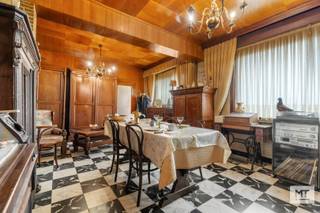 <strong>Adres: Drogenbroodstraat 6 in Geluwe</strong><br /><br />Op een afgelegen locatie te Geluwe maar toch vlakbij A19 Ieper-Kortrijk en verschillende winkels treffen we deze te renoveren woning. In onderstaande wordt de indeling toegelicht alsook enkele interessante weetjes. <br /><br /><strong>Indeling van het pand </strong>
<ul>
<li>Gelijkvloerse verdieping: inkomhal (5 m²), woon- en eetkamer (23 m²), keuken (13), badkamer (5 m²) met ligbad, enkelvoudige wastafel en toilet. Daarnaast is er nog een veranda van (10 m²), wasplaats (14 m²) en garage. </li>
<li>1ste verdieping: nachthal, 2 slaapkamers (17 - 12 m²) </li>
</ul>
<br /><strong>Kenmerken </strong>
<ul>
<li>Landelijke locatie </li>
<li>Westgericht terras (40 m²) </li>
<li>...</li>
</ul>
<br />Meer informatie of een vrijblijvend bezoek? Contacteer Eden op 0470 43 78 21 of mail info@minthus.be