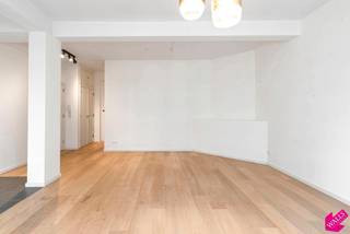 Prachtig gerenoveerd, ruim 1 slaapkamer appartement op zeer centrale ligging. <br /><br />Het appartement is beschikbaar vanaf 15 oktober, geschilderd en instapklaar: alle aanwezige gordijnen en verlichting blijven hangen. <br /><br />Indeling: <br />inkom met apart toilet en vestiairekast, ruime en lichtrijke leefruimte op mooie parketvloer, open ingerichte keuken, grote slaapkamer, badkamer met inloopdouche (werd vernieuwd einde 2022), lavabomeubel en plaats voor de wasmachine. <br /><br />Bijzonderheden: <br />Maandelijkse provisie kosten 100 euro (verbruik water en verwarming incl., alsook onderhoud lift en gemene delen). <br />Verbruik van elektriciteit en gas (kookvuur) met eigen meters. <br />Kelderberging aanwezig. <br />EPC score 183 kWh/m².