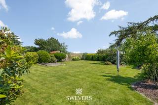 Voor meer info en foto’s, surf naar www.swevers.be – Op een rustige locatie in Tongeren-Borgloon, met een prachtig open groenzicht achteraan, vindt u deze ruime gezinswoning op een perceel van 8a 59ca. De woning, gebouwd in 1987, biedt een bewoonbare oppervlakte van 208 m² en een praktische indeling met drie slaapkamers. De lichtrijke woonkamer sluit aan op de vernieuwde keuken (2019), die rechtstreeks uitgeeft op het zonnige terras van ca. 40 m². Op het gelijkvloers bevinden zich verder een badkamer, gastentoilet, bijkeuken, berging en een ruime slaapkamer. Op de verdieping zijn nog twee volwaardige slaapkamers en meerdere zolderruimtes voorzien. De ruime kelder van ca. 70 m² beschikt over een inpandige garage, wasplaats, technische ruimte en verschillende bergingen. Extra comfort wordt geboden door zonnepanelen (2019), een thuisbatterij (voorzien in 2026), twee airco’s en een schouw voor een houtkachel. De zuidoostgerichte tuin van ca. 480 m² vormt een heerlijke plek om in alle rust van het buitenleven te genieten. Scholen, winkels, openbaar vervoer en ontspanning bevinden zich bovendien op korte afstand, waardoor u geniet van een rustige woonomgeving met een vlotte bereikbaarheid. Een ideale woning voor wie op zoek is naar ruimte, comfort en een groene omgeving. Voor meer informatie, bel 012 699 900. Bron bewoonbare oppervlakte: EPC – verslag.