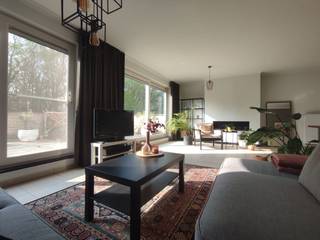 Instapklare duplex met 3 slaapkamers, 2 terrassen en garage in Lanklaar<br />Ruimte, licht en twee terrassen waar je de hele dag van de zon kan genieten.<br /><br />In een rustige buurt in Lanklaar vind je dit goed onderhouden duplexappartement met drie slaapkamers. Dankzij de indeling over twee verdiepingen heb je een duidelijke scheiding tussen wonen en slapen, wat zorgt voor extra comfort.<br /><br />De leefruimte is erg lichtrijk en biedt voldoende plaats om comfortabel te wonen. Aansluitend vind je een aparte, volledig uitgeruste keuken.<br />Verder zijn er drie slaapkamers en een ruime badkamer met zowel bad als douche en een praktisch badkamermeubel met voldoende opbergruimte.<br />Ook een aparte berging en de privékelder zorgen voor extra comfort.<br /><br />Een sterke troef zijn de twee ruime terrassen. Het achterste terras is zuidoost gericht, het voorste terras west. Hierdoor kan je op elk moment van de dag wel ergens van de zon genieten.<br /><br />Het appartement beschikt daarnaast over een aparte garage vooraan het gebouw.<br /><br />De ligging is rustig en praktisch: op wandelafstand van een supermarkt en een school, op ongeveer 400 meter van het kanaal (ideaal om te wandelen of fietsen) en op een korte afstand van Maasmechelen Village en Terhills.<br /><br />Belangrijke kenmerken:<br />- Bouwjaar 2008<br />- EPC: B<br />- Elektriciteit is conform<br />- Lage gemeenschappelijke kosten<br />- Goed onderhouden en lichtrijk<br />- Twee terrassen met verschillende oriëntaties<br />- Garage<br />- Kelder en berging<br /><br /><br />Interesse? Neem gerust contact op voor meer info of een bezoek.
