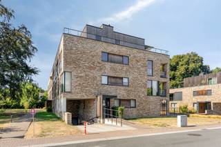 <p>MODERN 2-SLAAPKAMERAPPARTEMENT MET TERRAS IN EEN GROENE OMGEVING</p><p>Ontdek dit stijlvolle en moderne appartement van ca. 95 m², gelegen op een aangename en goed bereikbare locatie in Aalst. Dankzij de combinatie van een praktische indeling, hedendaagse afwerking en veel natuurlijke lichtinval vormt dit appartement de ideale woonst voor wie comfortabel en zorgeloos wil wonen.</p><p>De ruime en lichtrijke leefruimte vormt het hart van het appartement en sluit mooi aan op de open keuken en eetplaats. Grote raampartijen zorgen voor een aangename lichtinval en versterken het ruimtelijke gevoel.</p><p>De moderne, volledig ingerichte keuken is voorzien van hedendaagse toestellen en sluit aan op een praktische opbergruimte.</p><p>Het appartement beschikt over 2 volwaardige slaapkamers. De ruime hoofdslaapkamer geniet van veel natuurlijk licht. Beide slaapkamers zijn bovendien voorzien van ingemaakte kasten.</p><p>De badkamer werd verzorgd en modern afgewerkt en beschikt over een mooie inloopdouche en een lavabo.</p><p>Een belangrijke extra troef is het ruime terras, dat een aangename verlenging vormt van de leefruimte en een fijne plek biedt om te ontspannen.</p><p>Dankzij de goede isolatie, moderne technieken en kwalitatieve afwerking geniet u het hele jaar door van een aangenaam wooncomfort.</p><p>Tevens beschikt het appartement over een private kelder en is er de mogelijkheid tot aankoop van een ruime ondergrondse autostaanplaats.</p><p>Extra troeven: een conforme elektrische keuring, een gunstig EPC en zonnepanelen die instaan voor het energieverbruik van de gemeenschappelijke delen. Daarnaast is er op het domein ook een laadpaal aanwezig.</p><p>De vermelde prijs is een richtprijs. Na ontvangst van de biedingen zal de verkoper beslissen of hij/zij de eigendom verkoopt aan de kandidaat met het beste bod. De richtprijs is aldus niet bindend voor de verkoper.</p><p>Voor meer informatie kunt u ons contacteren via 053/70.23.67 of info@derick.be.</p>