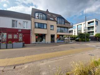 <p>Ninove: Dit <strong>2-slaapkamer</strong> appartement op het 2de verdiep van een klein gebouw, ligt in het centrum van Ninove, op wandelafstand van het Ninia Shopping Center. De inkomhal is voorzien van<strong> vestiaire en apart toilet.</strong> Verder kan je<strong> een ruime woonkamer met open keuken</strong> terugvinden. De nachthal geeft dan weer uit op <strong>de badkamer </strong>voorzien van lavabo en bad, de aparte wasplaats en 2 slaapkamers (10m² en 15m²). Onmiddellijk beschikbaar. <strong>EPC B.</strong> <strong>Nabij school, openbaar vervoer, winkels en station.</strong></p>