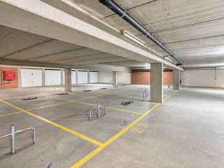Deze vlot inrijdbare autostaanplaats is gelegen in residentie Gauguin in het ondergrondse garagecomplex op -1 verdiep, centraal en vlakbij de zee gelegen te Nieuwpoort. Inrit via de Franslaan 99.